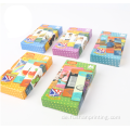 Kindererziehung, die Kartendeck mit Verpackungsbox spielen